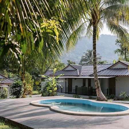 Surfer'S Village Khao Lak Exterior foto