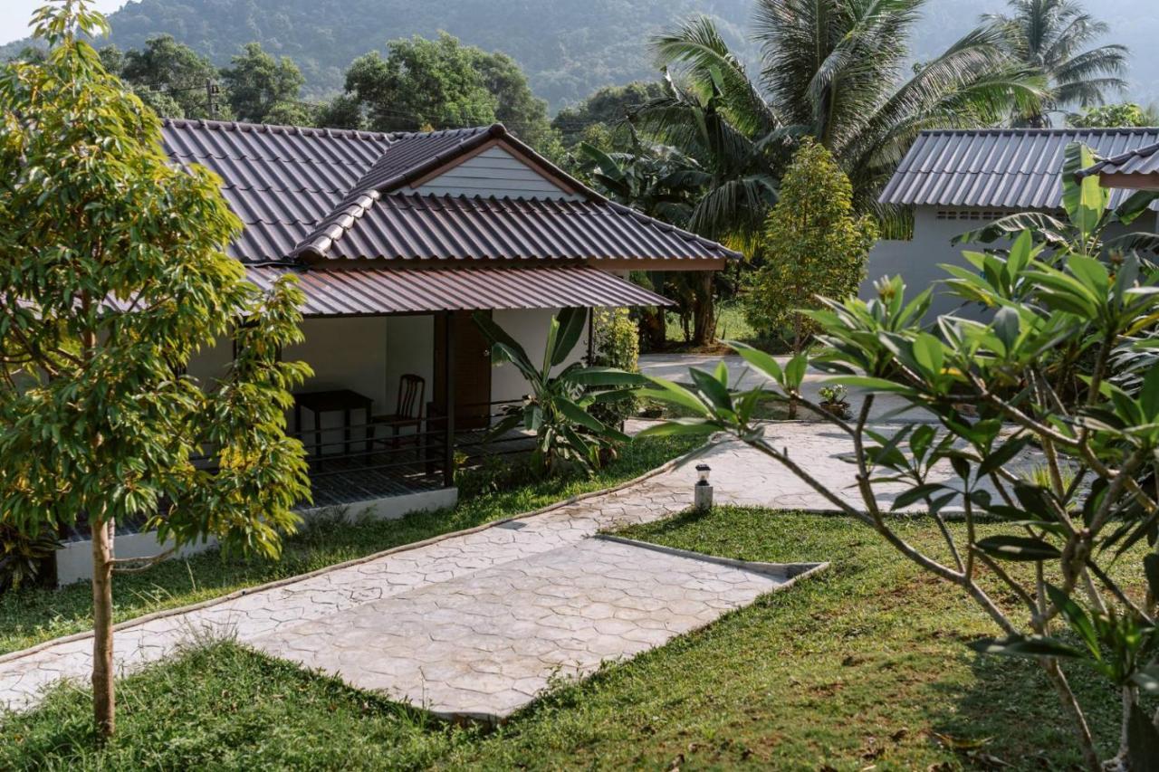 Surfer'S Village Khao Lak Exterior foto